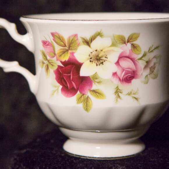 Vintage QUEEN ANNE English Bone China Multi Floral Cup and Saucer Patter… - Picture 9 of 16